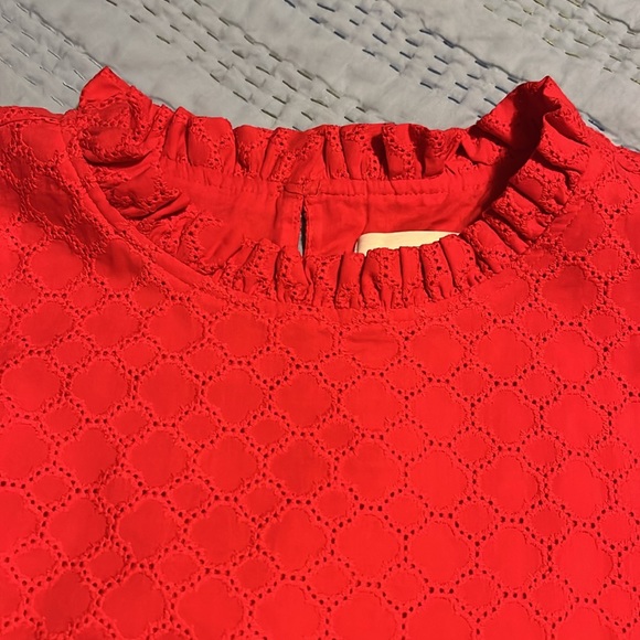 Red sleeveless cotton eyelet blouse. With key hole back. - Picture 2 of 5